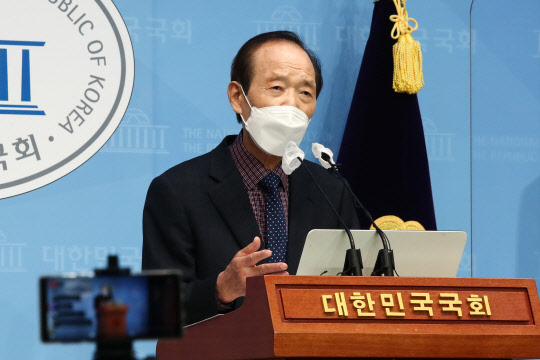 12일 장기표 국민의힘 대선 경선 예비후보가 국회 소통관에서 더불어민주당 유력 대선주자인 이재명대선 경선 후보가 성남시장 재직 중 추진했던 '대장동 개발사업'의 국정조사 등을 촉구했다. 연합뉴스.